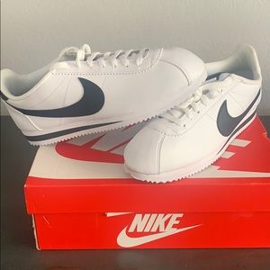 Women’s Nike shoes size 11 never worn